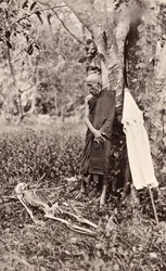 Symbolisches Foto eines Mönchs, der ein Skelett betrachtet, Siam, ca. 1890